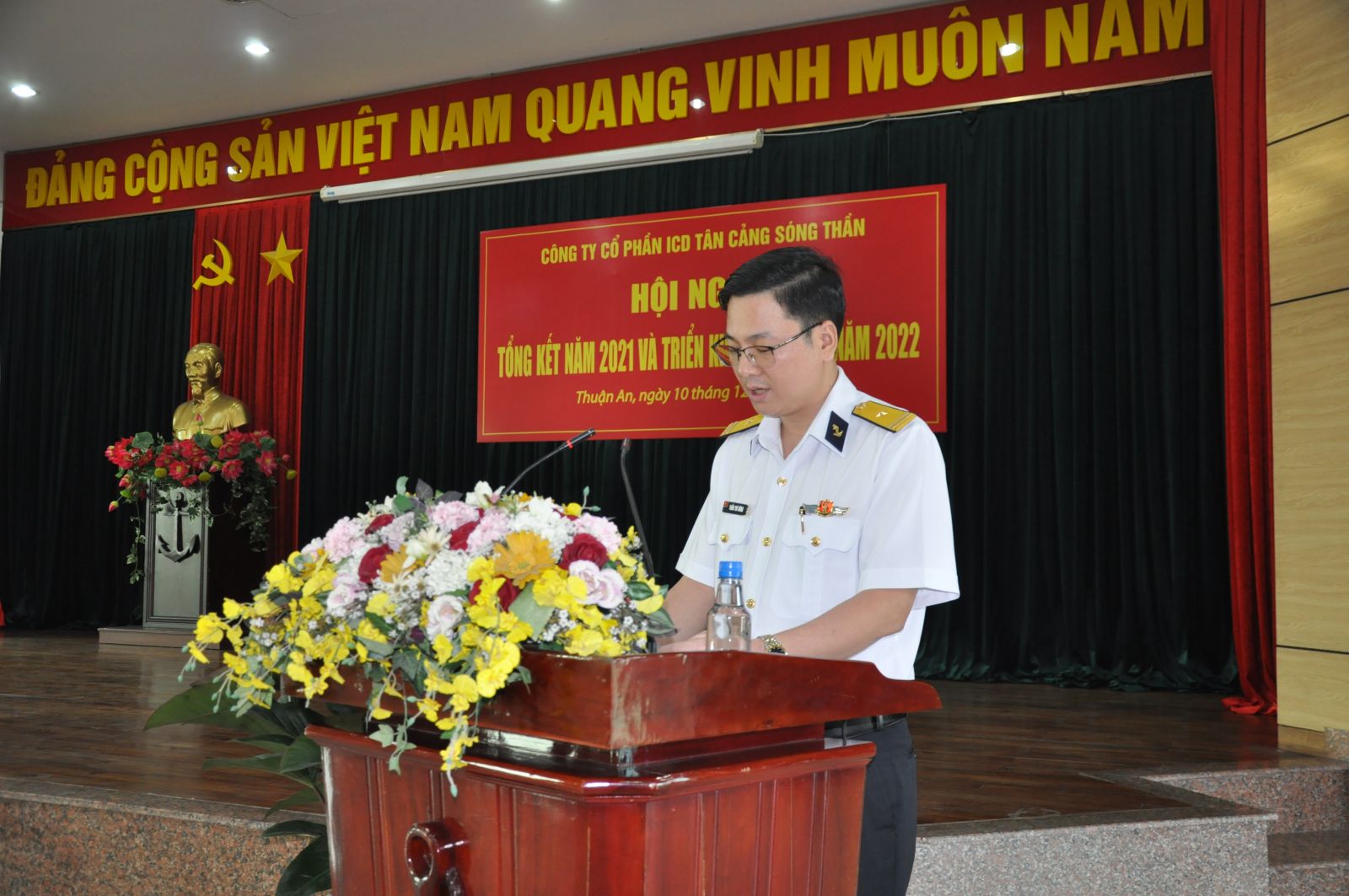 Đồng chí Thiếu tá Trần Trí Dũng- Giám đốc ICDST báo cáo tình hình kết quả SXKD 2021, phương hướng năm 2022