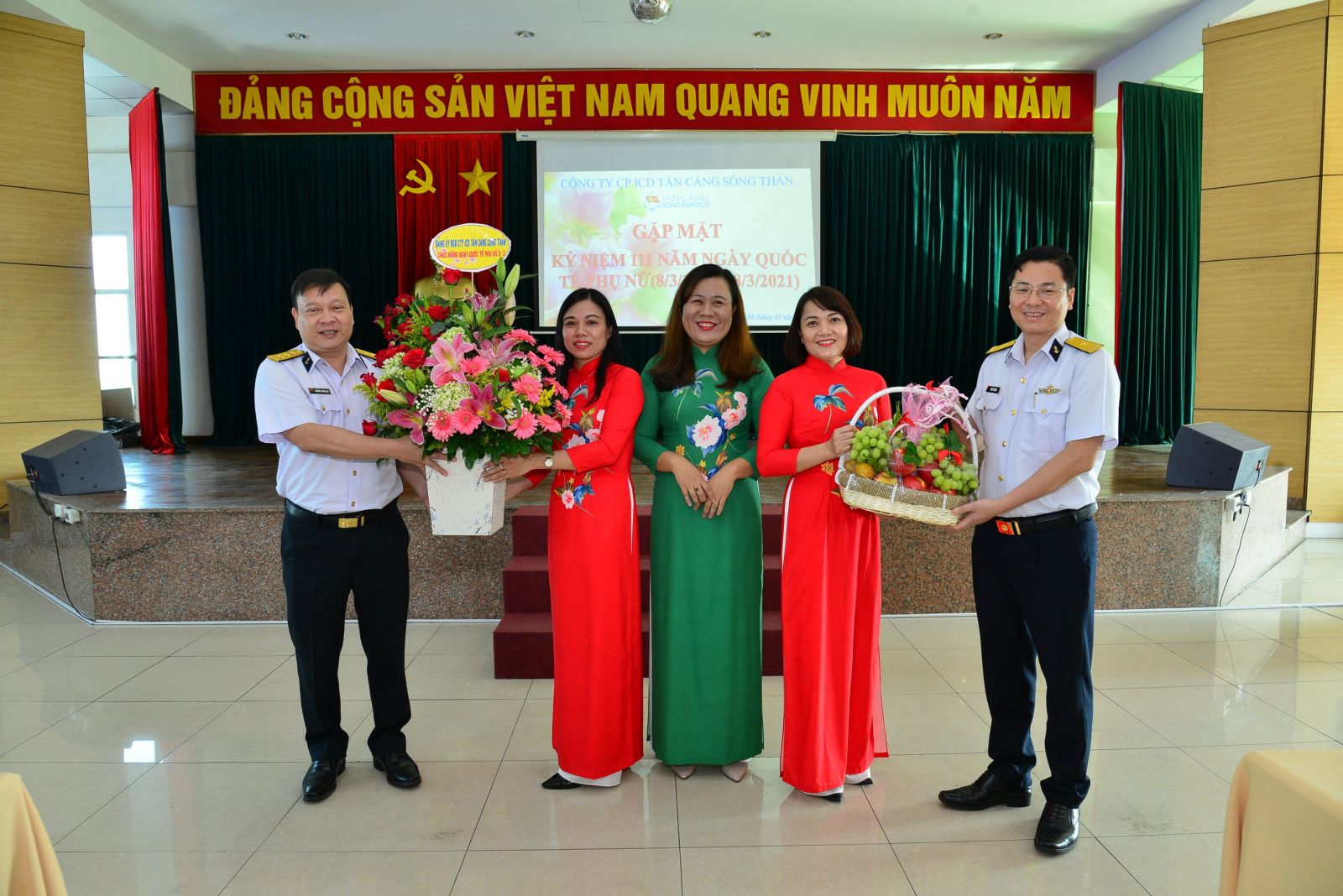 Đại diện Hội phụ nữ thay mặt các nữ cán bộ, công nhân viên nhận hoa và quà từ Ban Lãnh Đạo Công ty